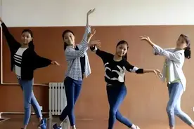 还记得“冰清玉洁”四胞胎？曾被蔡徐坤明讽，如今酒吧擦边为生图片