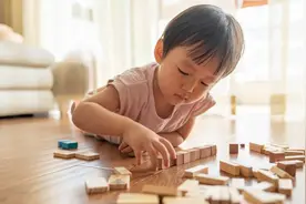 妈妈洗澡一丝不挂让儿子搓背，畸形母爱害了谁？图片