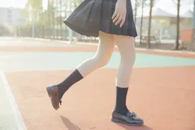 一次软卧的意外邂逅，穿短裙的女生提出与我交换铺位，我有个条件图片