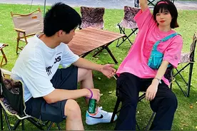 买家姐姐和孙卓的合影曝光，好似“精神小妹”，孙卓的变化太大图片