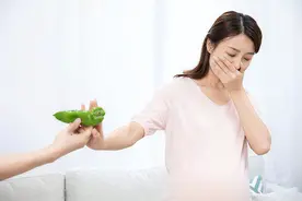 不负责任！女子怀孕7个月还和闺蜜聚会喝酒，满满扎啤杯一饮而尽图片