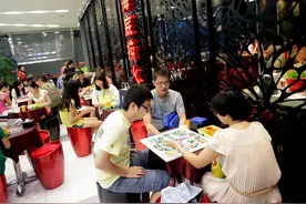 打工人第一次吃海底捞，店里服务热热闹闹，就我显的各色图片