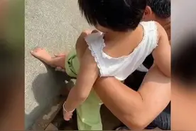 爷爷在自家水泥地留下孙女足印图片