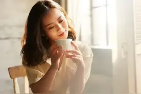 深夜，老同学妻子打来电话，让去她家一趟，不去后悔一辈子图片