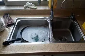 下水道被“油污”堵了，别用热水冲，教你这样做，瞬间畅通无阻图片