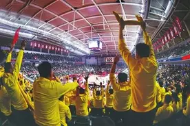 球队打“疯”了 主场“嗨”翻了 时隔3年山西体育中心再现篮球盛宴图片