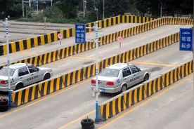 红绿灯掉头，要过斑马线吗？老司机告诉你几个正确应对方式图片