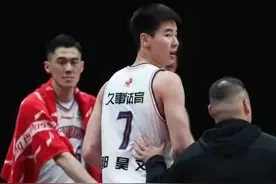 郭昊文重拳怒砸弗格，上海输球又输人；郭艾伦深夜发文暗讽王哲林图片