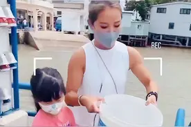洗米嫂带家人到江边放生，疑为老公祈福！婆婆因儿子入狱显憔悴图片
