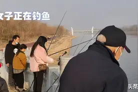 郑州贾鲁河：一女子2小时钓到上百条鱼，渔获秒杀附近钓鱼人图片