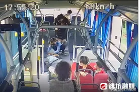 潍坊65路公交车上，一车好心人上演暖心一幕→图片