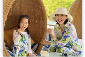 49岁闫学晶海南度假，祖孙三人住五星酒店太惬意，4岁女儿罕露面图片