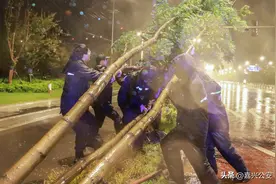 看风雨里，坚守的身影！图片