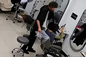 女干部亮证后续：底裤被扒光，做头发时间引争议，理发店生意火爆图片