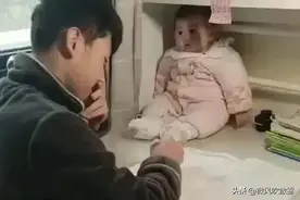 哥哥做作业，把妹妹摆在桌上当“吉祥物”，网友：妹妹表情太有戏图片