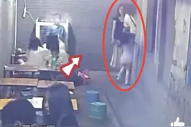 女孩撞上食客端的麻辣烫被烫伤，警察建议食客负三成责任，食客不同意：我也是受害者；女孩家长准备起诉图片