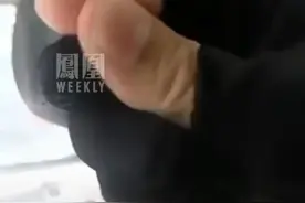揭露外卖丑闻！深圳外卖员手伸裤裆薅毛发，直接放进顾客餐食中图片