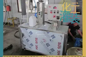 液体自动称重灌装机液体软包装灌装机食用油灌装自动化生产线图片