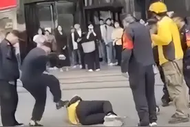 器张施暴！外卖员被3名老保安围殴，人均55岁，结果公布大快人心图片