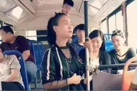 姑娘你穿成这样坐公交车，旁边的人都不敢靠近你了，哈哈哈哈图片