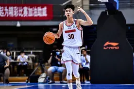 恭喜广东挖掘新版黑白双煞！李奕臻攻守兼备，杨溢进攻蜕变！图片