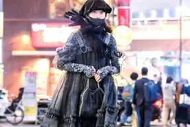 日本街拍新奇造型真不少，每一套都让人摸不着头脑，风格太独特了图片