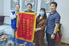 淄博一市民路边捡了个包，里面竟有80万元！图片