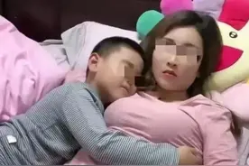 “儿大要避母”，妈妈出于关心与儿子“同睡”，看到睡姿网友怒了图片