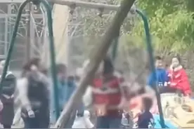 女孩因纠纷脚踢男孩，被男孩母亲狂扇耳光，目击者：女孩已经道歉了，邻居上去劝解也没用图片