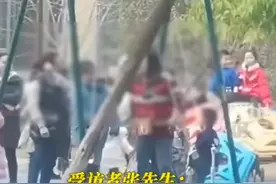女孩因纠纷脚踢男孩，被男孩母亲狂扇耳光，目击者：女孩已经道歉了，邻居上去劝解也没用图片