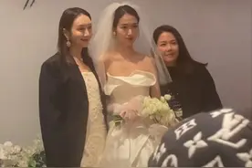 王鸥现身同母异父妹妹婚礼，主动帮服务员备茶水，热情合照无架子图片