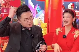 北京台一姐春妮再主持春晚，私下候场坐姿优雅，已主持10年春晚图片