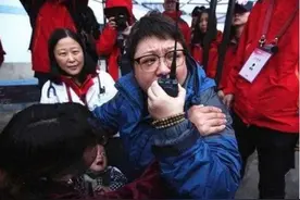 1999年，贵州马岭河缆车高空坠落，幸存儿被韩红收养，今咋样？图片