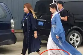 矮个女星谎报身高，穿高跷、垫木板、踩箱子，一拍戏就原形毕露图片