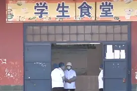 吃了配送午餐，学生集体呕吐！校长痛哭……官方回应图片