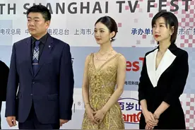 白玉兰红毯生图，殷桃黑裙，赵丽颖金色战袍，审美差距一目了然图片