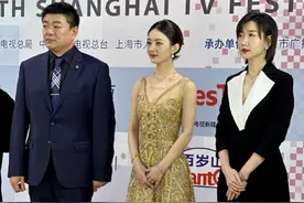 白玉兰红毯生图，殷桃黑裙，赵丽颖金色战袍，审美差距一目了然图片