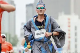 笑不活了！这都什么造型啊：兰州马拉松6大“显眼包”造型太离谱图片