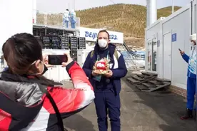 吃着糖葫芦，看着“雪容融”，外国友人直呼：这里像家一样温暖图片