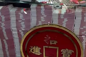 长沙一餐厅用防弹玻璃定制收银台，放1400万现金做装饰，真保险？图片