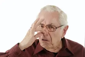 人老了，身上的“老人味”是咋来的？多与4个原因有关，但能消除图片