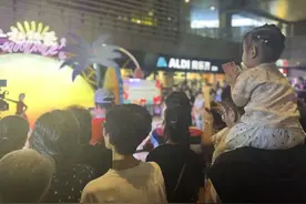化身“小摊主”，这场爱心义卖充满人情味图片