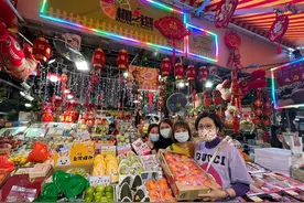 汪明荃逛街买年货，与废品回收阿姨贴身合影，尽显亲和力图片