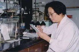 狠人屠呦呦送3岁幼女进全托，送1岁小女儿回老家，一门心思搞研究图片