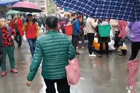贵州赤水与四川合江交界的长期镇，赶场人还挺多的，备年货的节奏图片