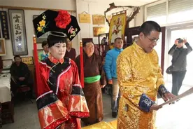 乾隆七世孙恒绍：穿龙袍祭祖，戴价值3亿的“帝王”扳指图片