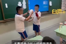 小学开性教育课男生学用卫生巾，老师：会更尊重女生，有男生还拿卫生巾放教室应急图片