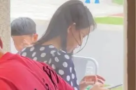 张梓琳全家出游，总裁老公骑车载倆女儿，7岁大女儿已是超模身材图片