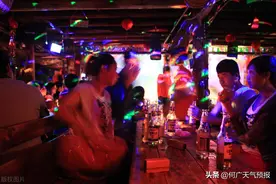 在丽江古城开客栈，带福建女富豪泡酒吧，酒醉后赌石得赏金没敢要图片