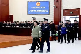 村主任非法敛财3亿，母亲当太后“垂帘听政”，村里变成家天下！图片